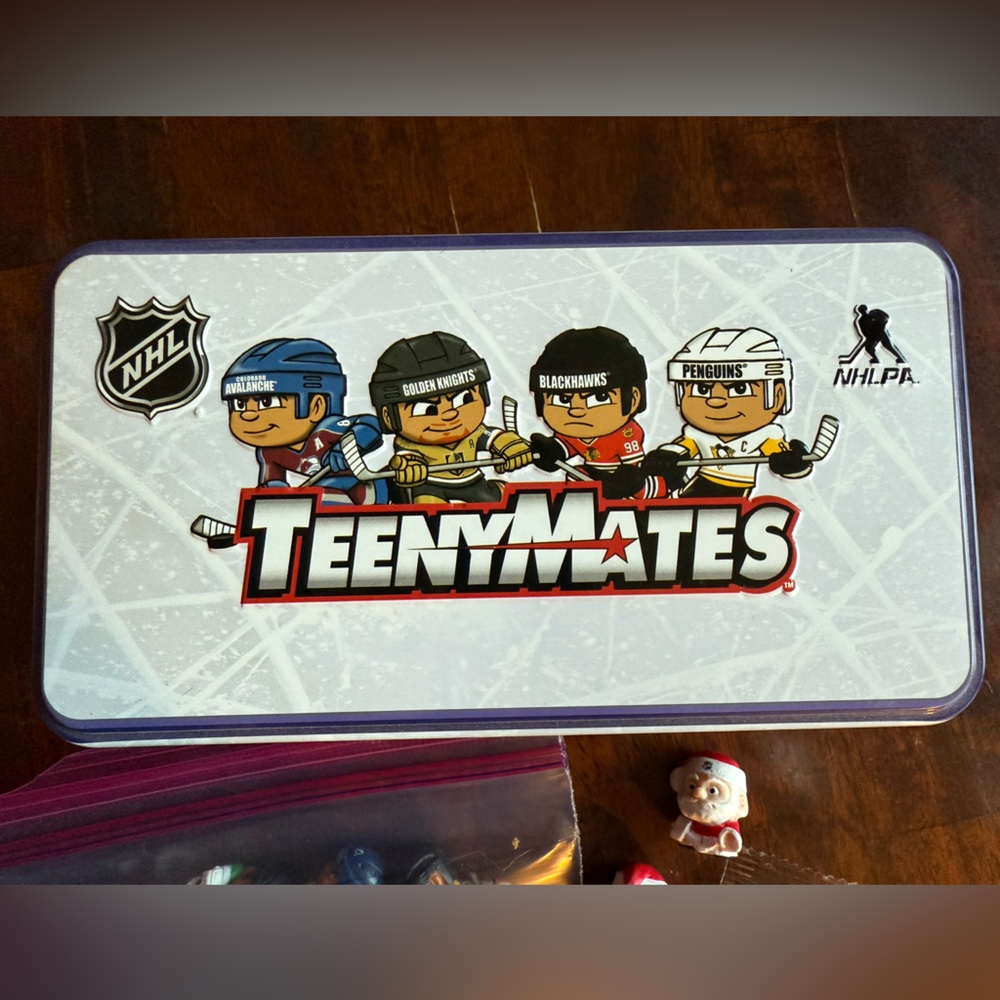 TeenyMates Collectible Figures Set and Tin - Picture 4 of 5
